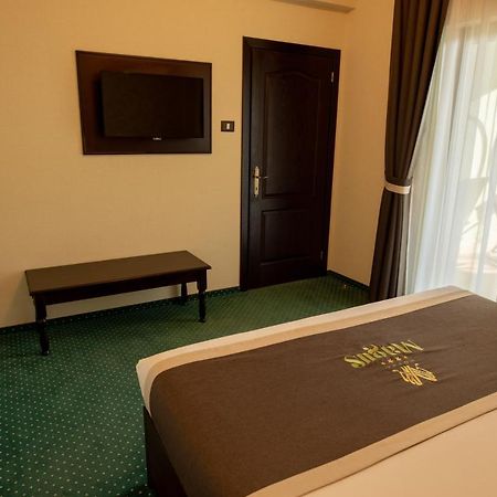 Magus Hotel Baia Mare Extérieur photo