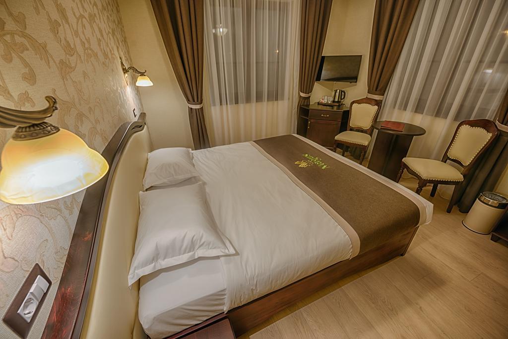Magus Hotel Baia Mare Extérieur photo
