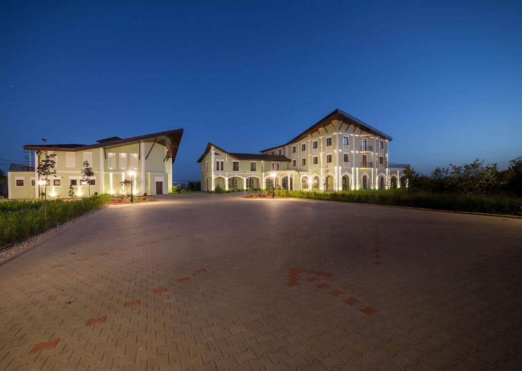 Magus Hotel Baia Mare Extérieur photo
