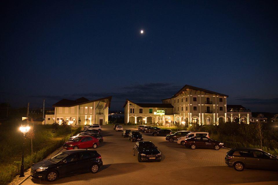Magus Hotel Baia Mare Extérieur photo