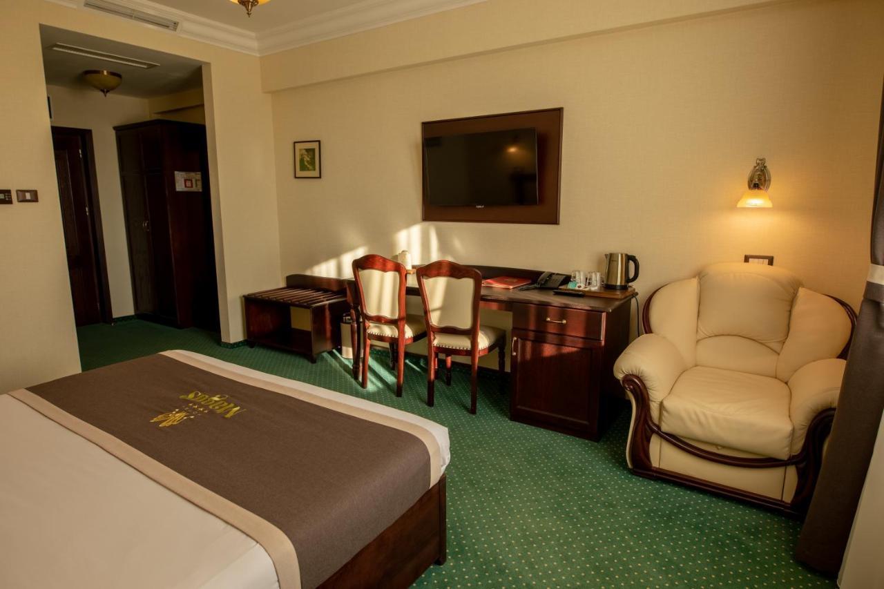 Magus Hotel Baia Mare Extérieur photo