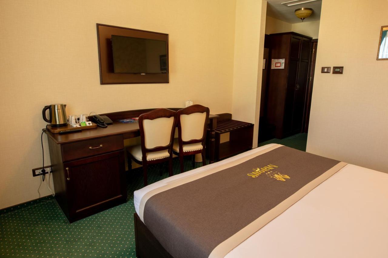 Magus Hotel Baia Mare Extérieur photo