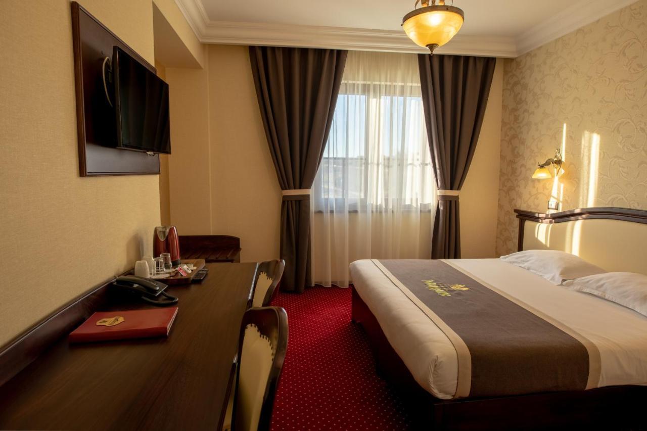 Magus Hotel Baia Mare Extérieur photo