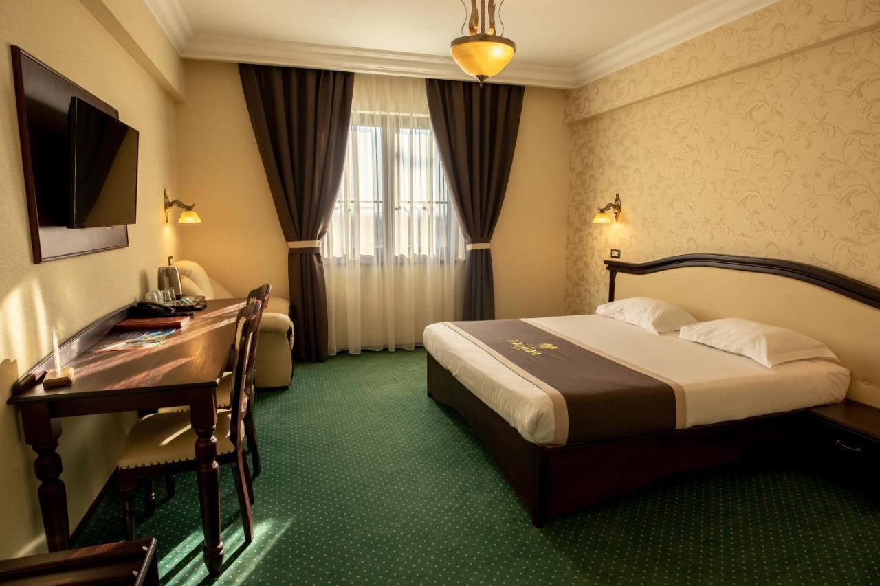 Magus Hotel Baia Mare Extérieur photo