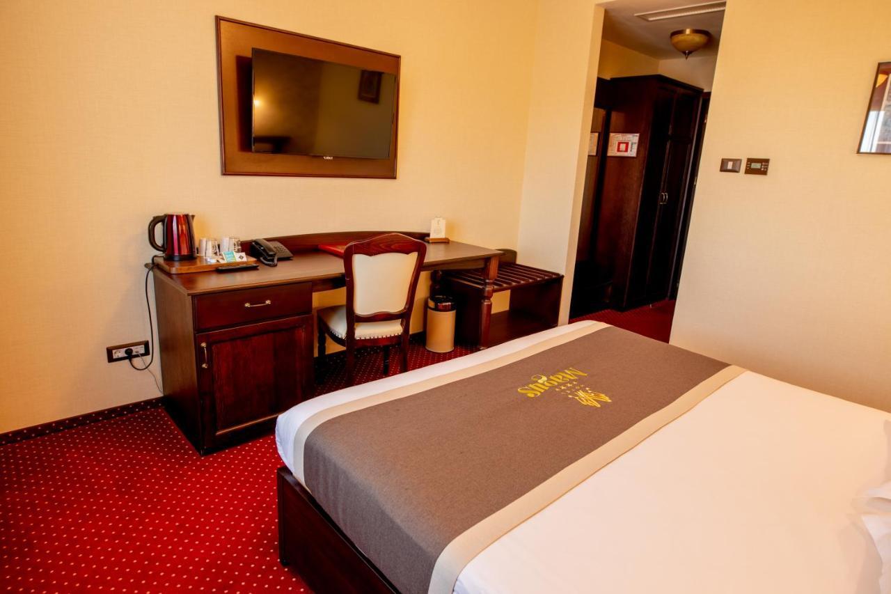 Magus Hotel Baia Mare Extérieur photo
