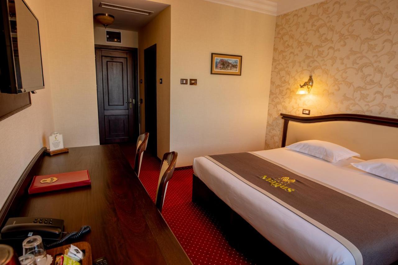 Magus Hotel Baia Mare Extérieur photo