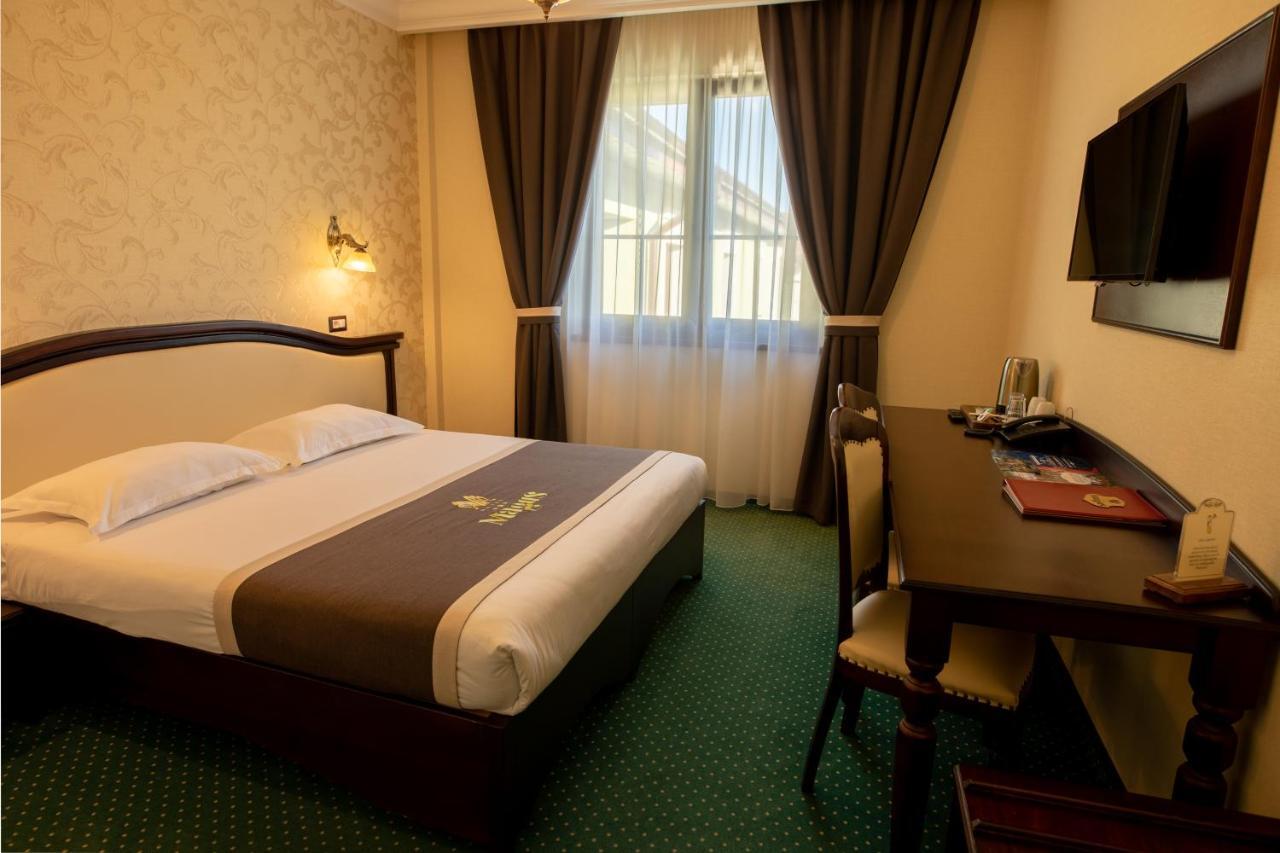 Magus Hotel Baia Mare Extérieur photo