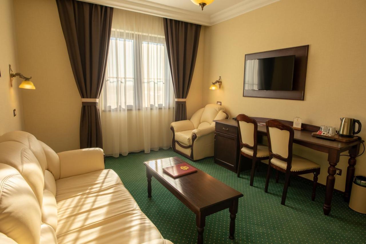 Magus Hotel Baia Mare Extérieur photo