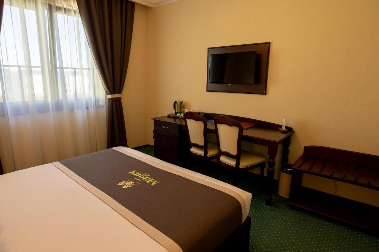 Magus Hotel Baia Mare Extérieur photo
