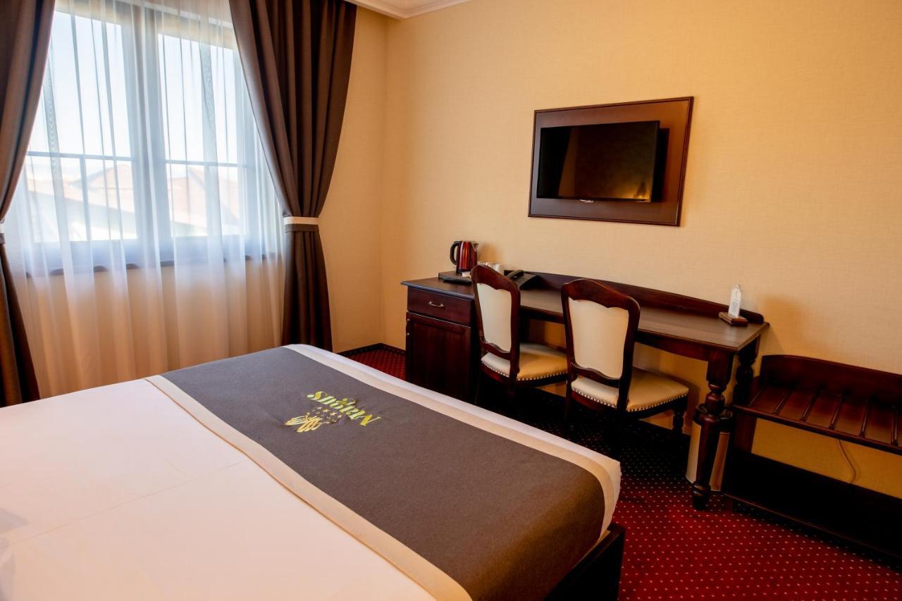 Magus Hotel Baia Mare Extérieur photo