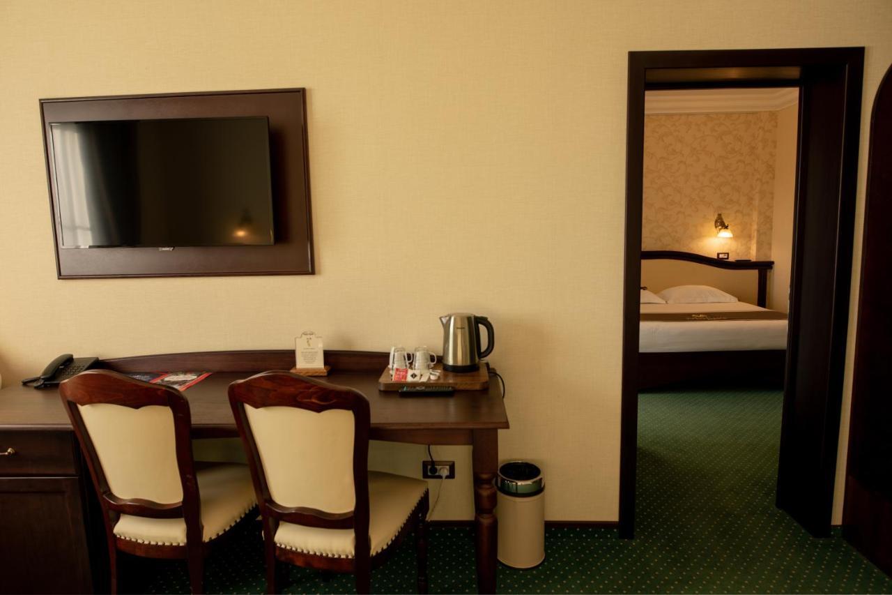 Magus Hotel Baia Mare Extérieur photo