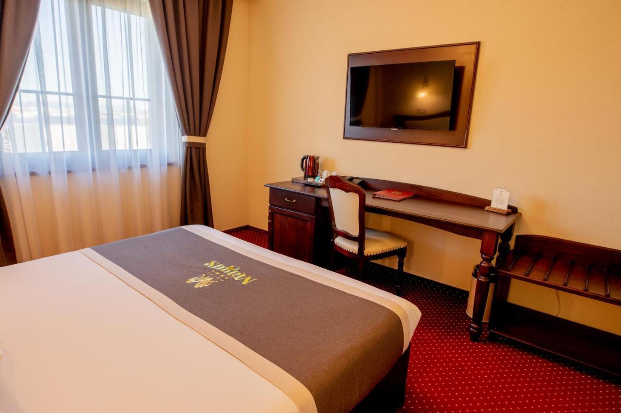 Magus Hotel Baia Mare Extérieur photo